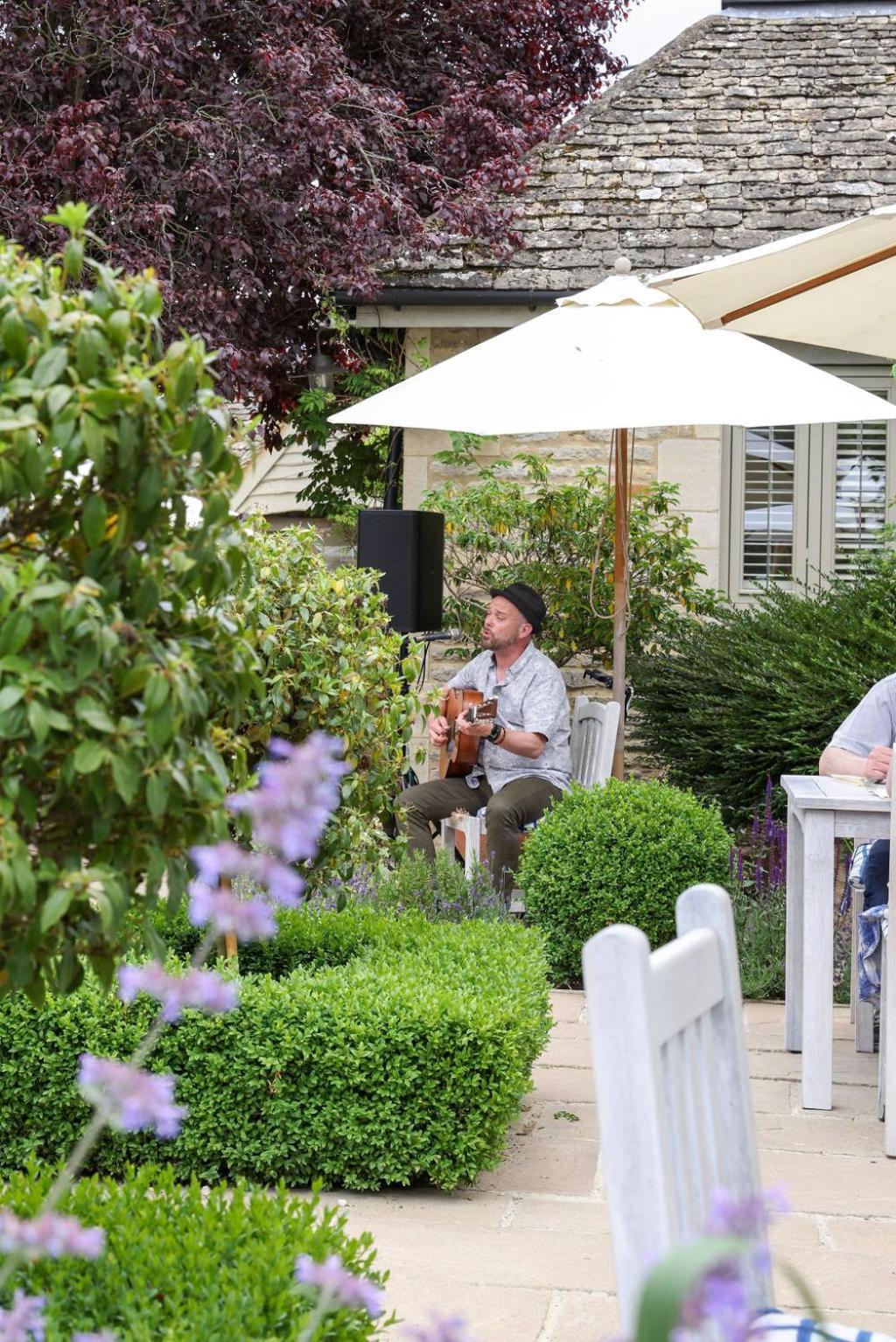 The Three Horseshoes Asthall Exterior photo